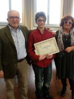 I genitori di Valerio Gentile consegnano il premio al giovane violinista Stefano Scolletta