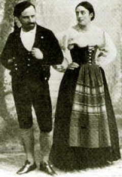 Cartolina pubblicata verso il 1900 che ritrae Gemma Bellincioni come Santuzza e suo marito, Roberto Stagno, come Turiddu, nella prima del 1890 di Cavalleria rusticana