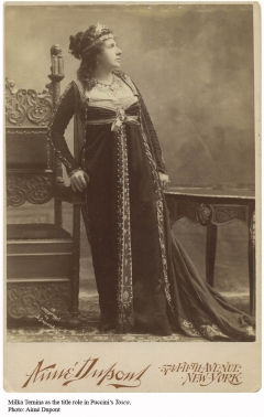 Milka Ternina nel ruolo di Tosca in una foto promozionale della premiere del 1901 al Metropolitan Opera